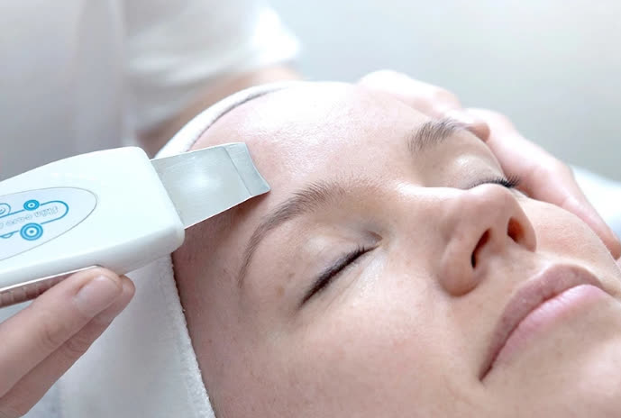 Deep cleanse facial treatment being applied to clear congested skin in Cheltenham